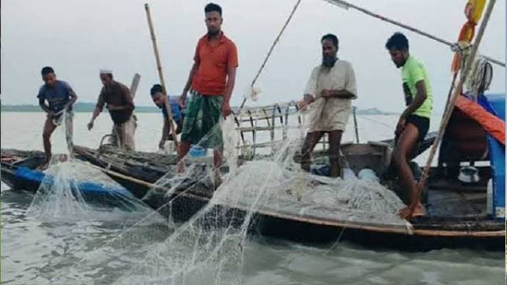 After 22-day hilsa ban, fishermen rush back to the Bay of Bengal
