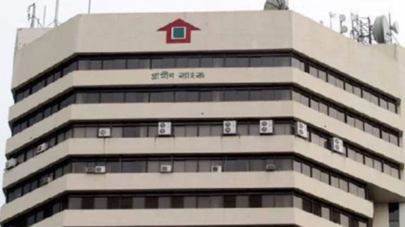 Cocktail exploded in front of Grameen Bank headquarters in Mirpur