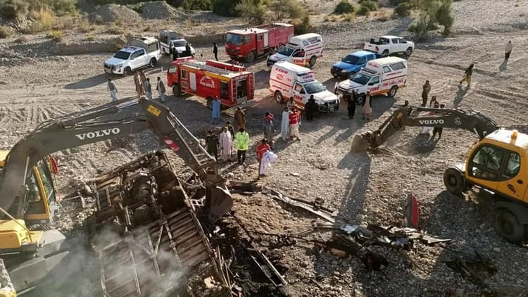 Passenger bus falls into ravine in Pakistan, 40 killed