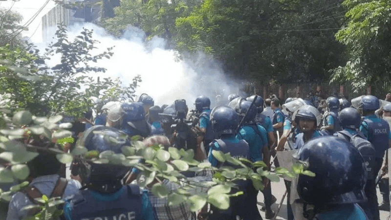 Engineering students clash with police in Shahbagh; tear gas fired