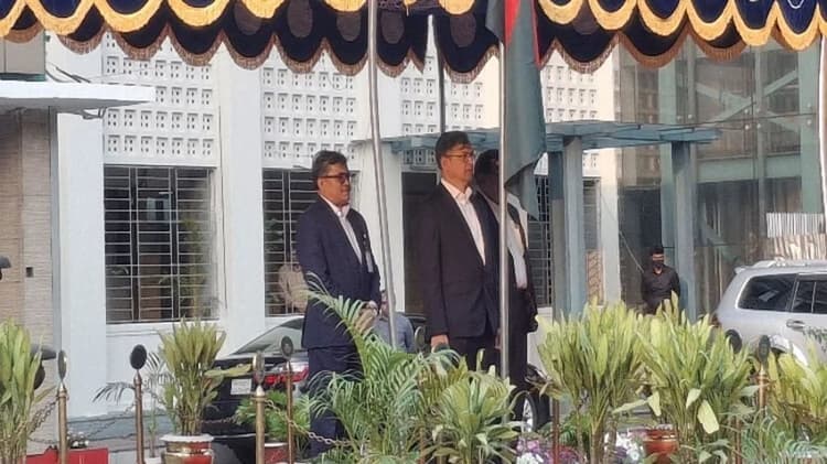 New Home Minister receives guard of honour