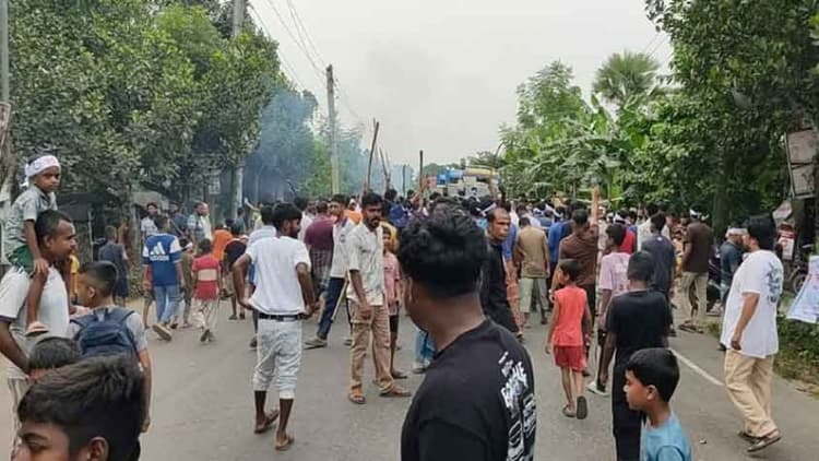 Traffic on Faridpur-Barishal highway halted due to blockade in Bhanga