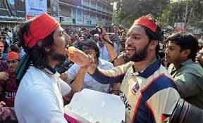 Crowd cheers in front of tribunal