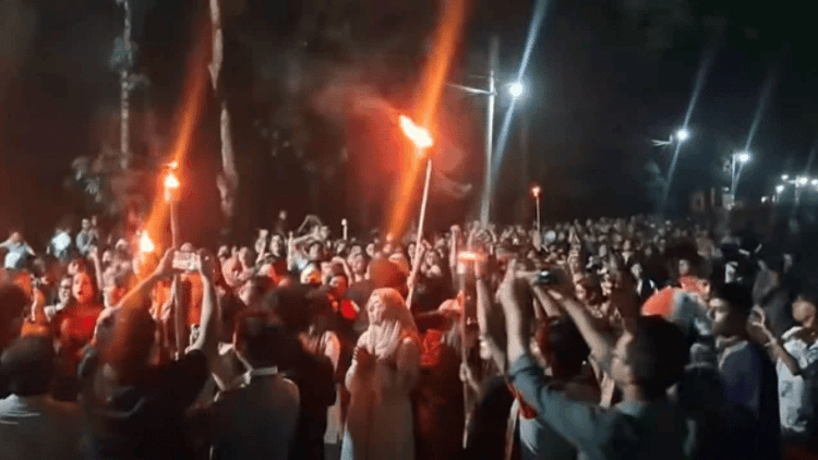 JU students stage torch procession demanding proctor’s resignation