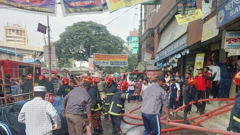 ফার্মগেটে মানসী প্লাজা আগুন, নিয়ন্ত্রণে ৫ ইউনিট