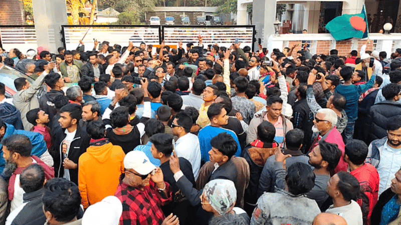 BNP besieges DC office in Pabna demanding vote recount in 2 seats