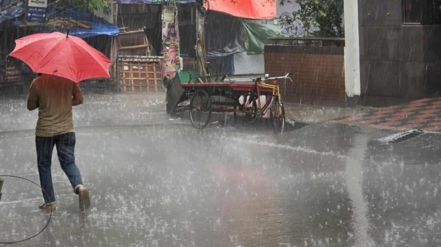 Pre-monsoon thunderstorms hit Dhaka ahead of Eid