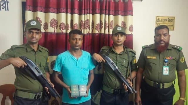 Indian truck driver held at Benapole with 20 Bangladeshi passports
