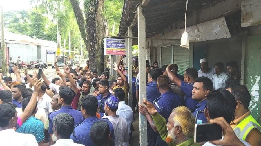 Fertiliser distribution ends before 8am, agriculture officer confined
