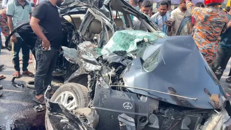 4 killed in bus-private car accident in Munshiganj