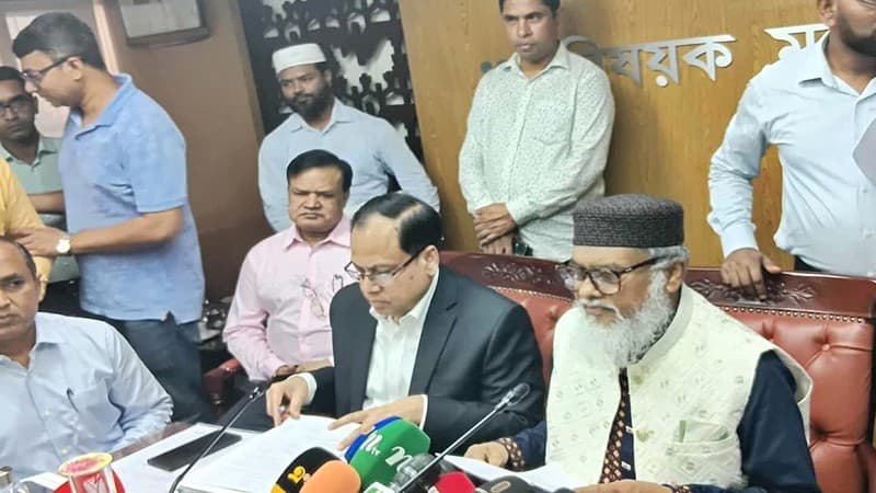 Three Hajj packages announced, airfare reduced