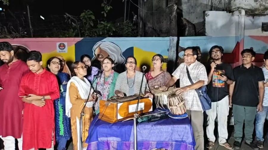 Hundreds sing Rabindra Sangeet protesting defacement of Tagore portrait
