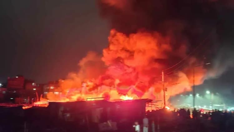 Fire breaks out in Kalshi slum, 5 fire service units on spot