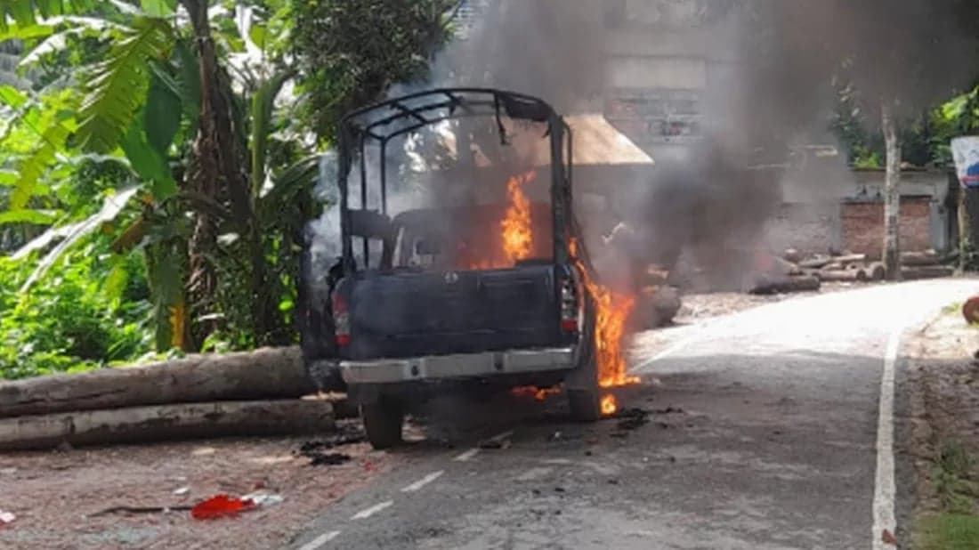 Police vehicle set on fire in Gopalganj