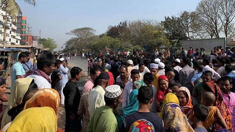 Battery-run rickshaw drivers block Dhaka-Mymensingh highway