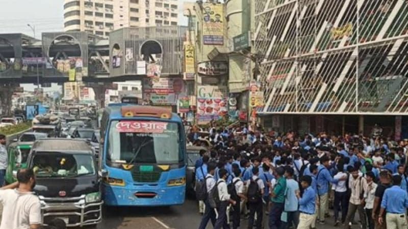Tejgaon College students lift Farmgate road block after 2 hrs