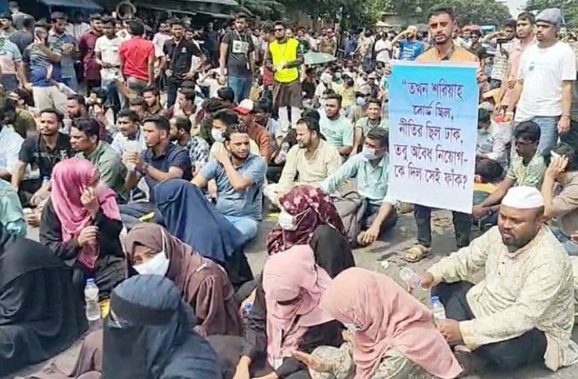 Dismissed Islami Bank officials block highway, causing gridlock