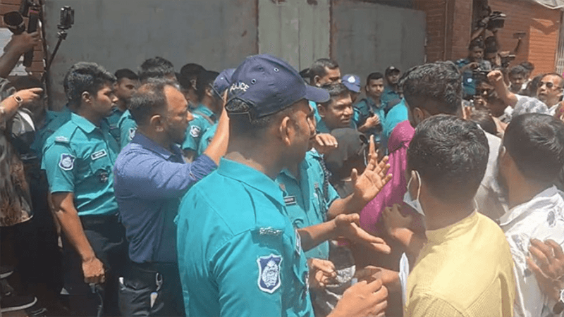 Families of July martyr, injured take position  in front of Secretariat
