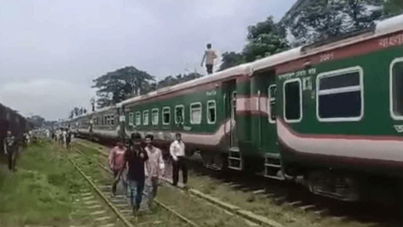 3 coaches of Kalni Express detach at Ashuganj