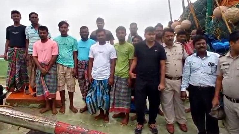 Indian fishermen rescue 12 Bangladeshi fishermen from drowning at sea