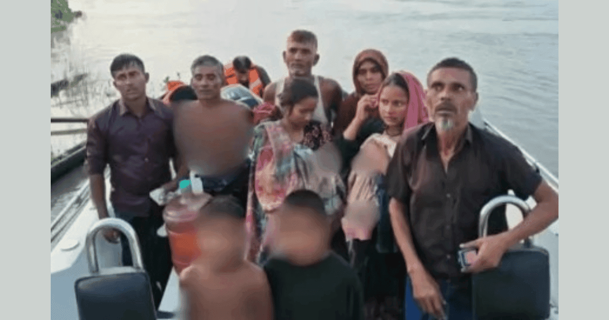 Boat capsizes in Padma in Chapainawabganj, BSF rescues 10 on Indian border