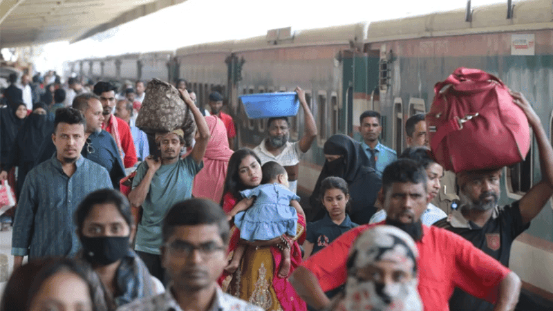 Dhaka-bound passengers crowd trains, buses as Eid holidays end