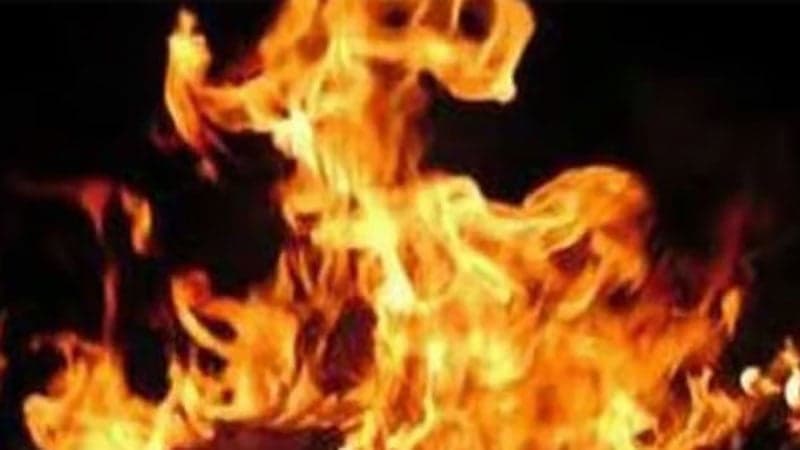 Fire from gas cylinder leakage burns 4 in Malibagh