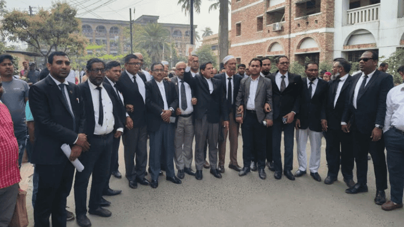 Bail for AL leaders, pro-BNP lawyers protest in Barisal