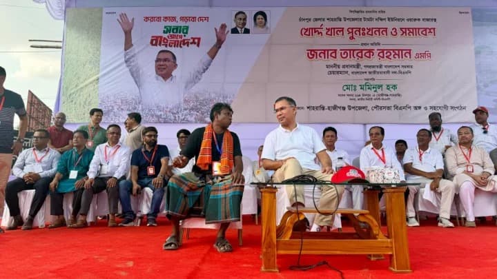 PM sits with farmer on stage, listens to his words