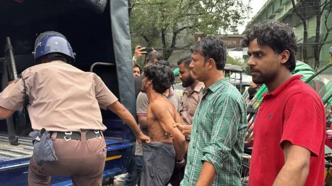 JnU Chatra Dal beats ‘rickshaw puller’ on suspicion of Chhatra League then hands over to police