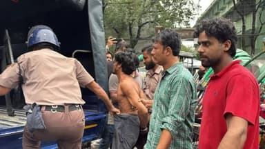 JnU Chatra Dal beats ‘rickshaw puller’ on suspicion of Chhatra League then hands over to police