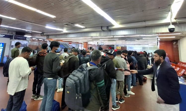 174 Bangladeshi detainees return home voluntarily from Libya