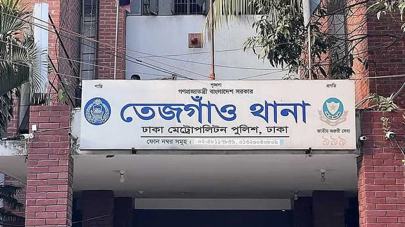 Pedestrian stabbed in Karwan Bazar, attacker caught and beaten