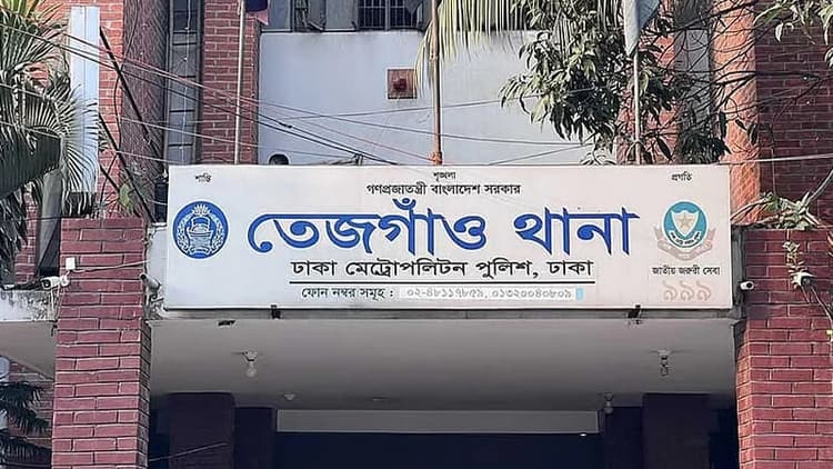 Pedestrian stabbed in Karwan Bazar, attacker caught and beaten