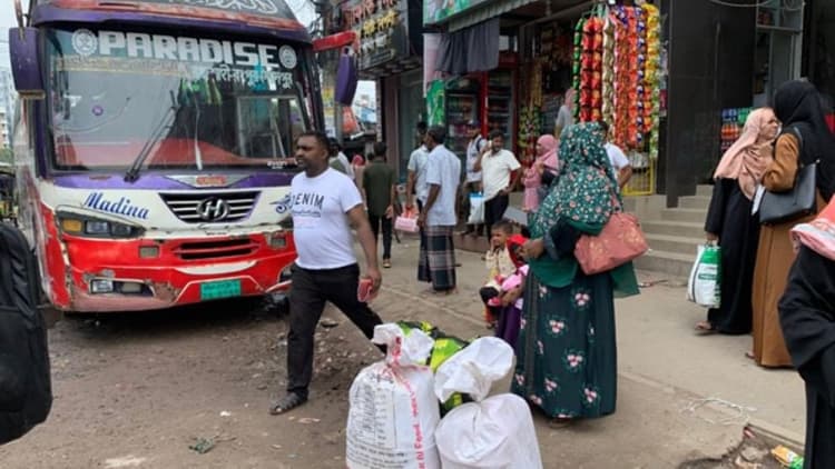 Rajshahi-Natore bus standoff enters second day, passengers stranded
