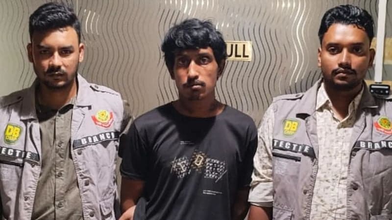 Fugitive mugger held over stabbing ADC in Karwan Bazar