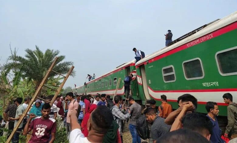 Several hurt as Nilphamari-bound Nilsagar Express train derails in Bogura
