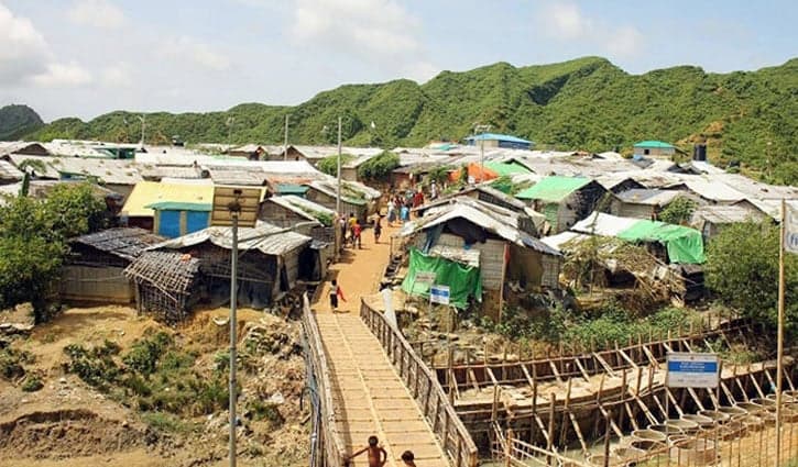 রোহিঙ্গা ক্যাম্পে দুই পক্ষের গোলাগুলি, নিহত ১