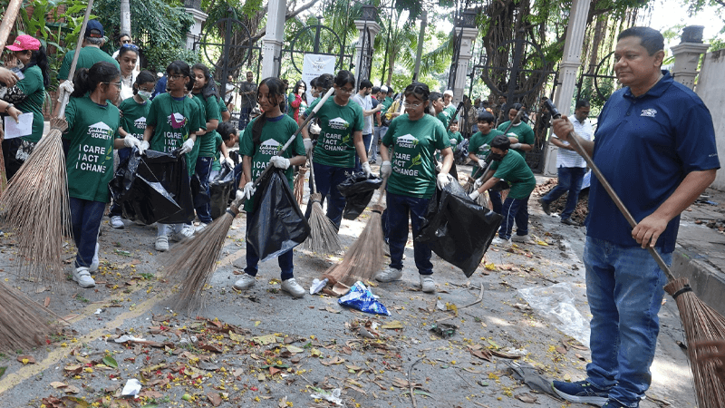 Children, teenagers lead cleanliness drive in Gulshan