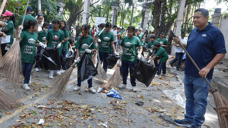 Children, teenagers lead cleanliness drive in Gulshan