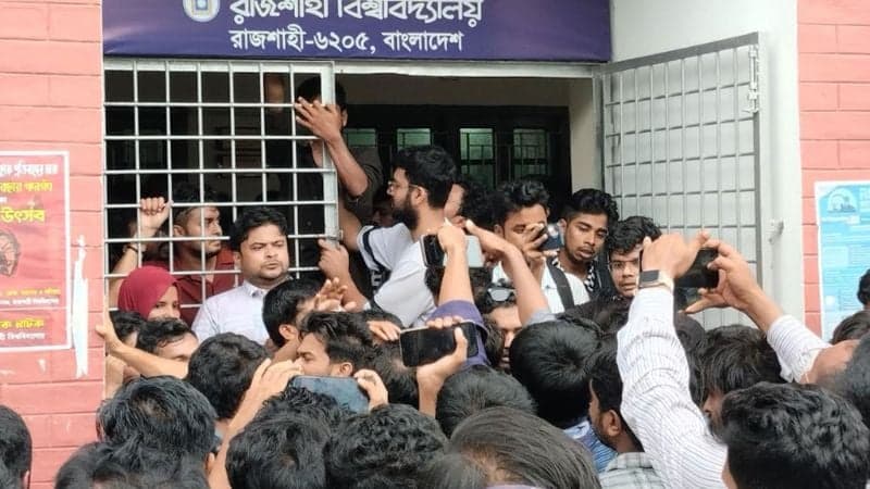 Chhatra Dal locks RUCSU office, students break in