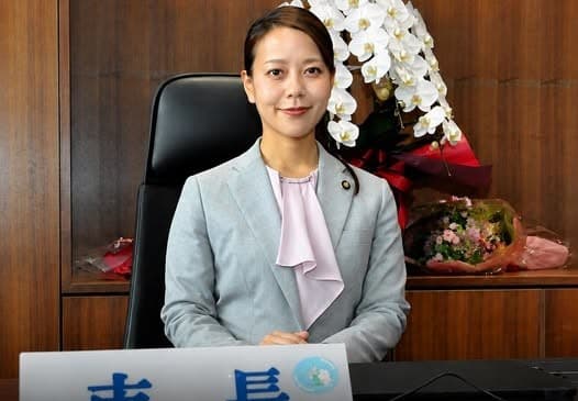 Japanese mayor to take maternity leave in historic first