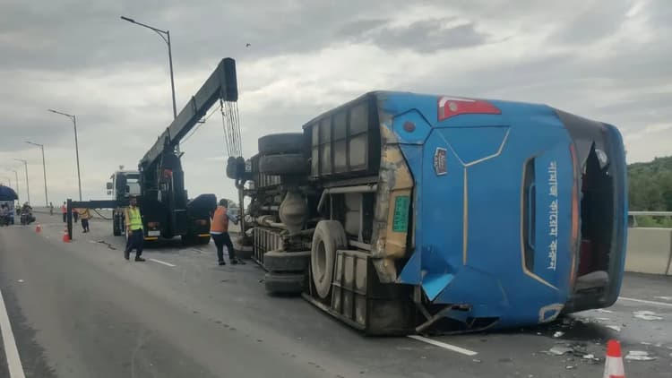 Bus overturns after losing control on Padma Bridge slope, 10 injured