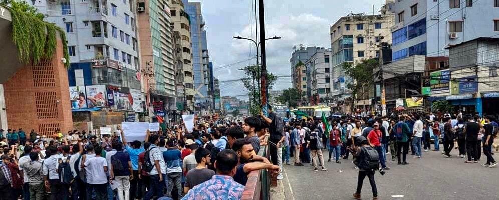 কোটাবিরোধী আন্দোলনে উত্তাল রাজধানী, যান চলাচলে স্থবিরতা