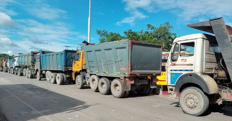 Long queue of trucks at Banglabandha land port, trade grows but so does suffering